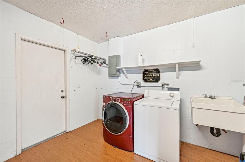 For Sale: $314,000 (2 beds, 1 baths, 792 Square Feet)