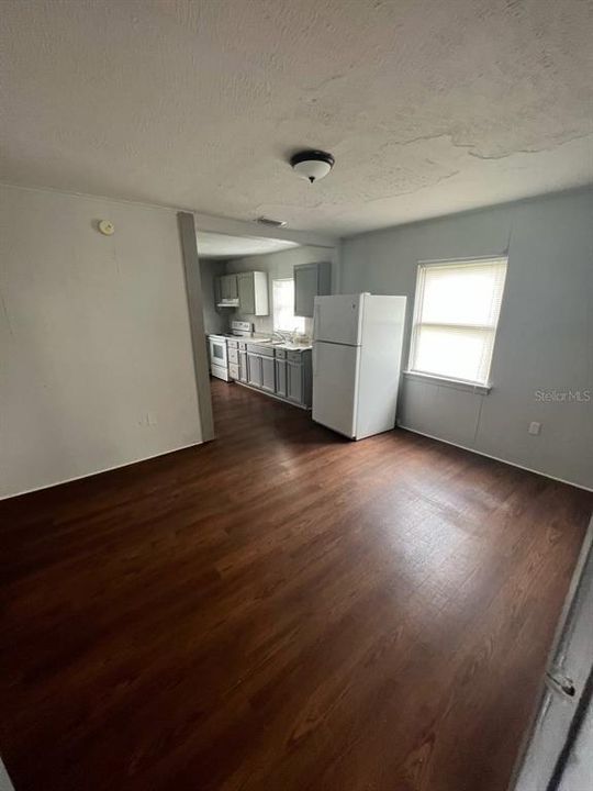 For Sale: $139,900 (2 beds, 1 baths, 954 Square Feet)