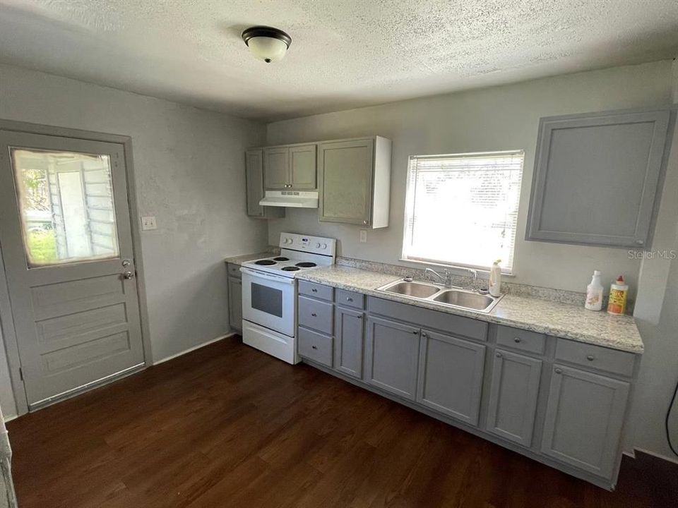 For Sale: $139,900 (2 beds, 1 baths, 954 Square Feet)