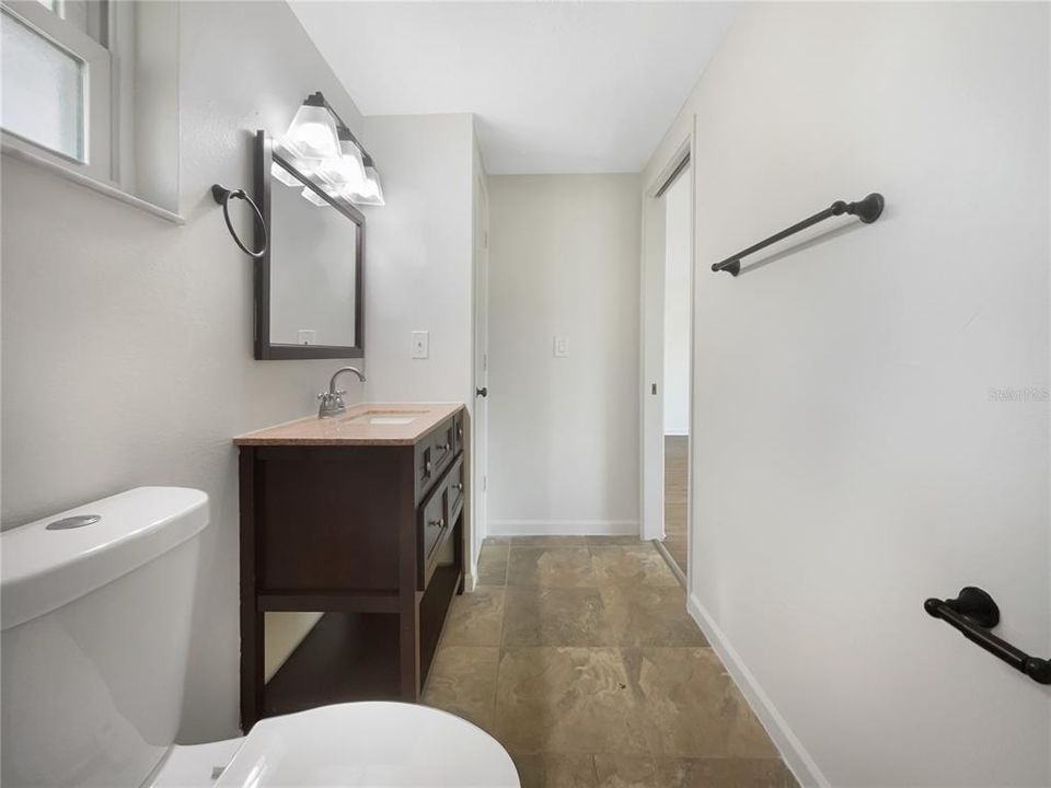 For Sale: $305,000 (2 beds, 2 baths, 996 Square Feet)