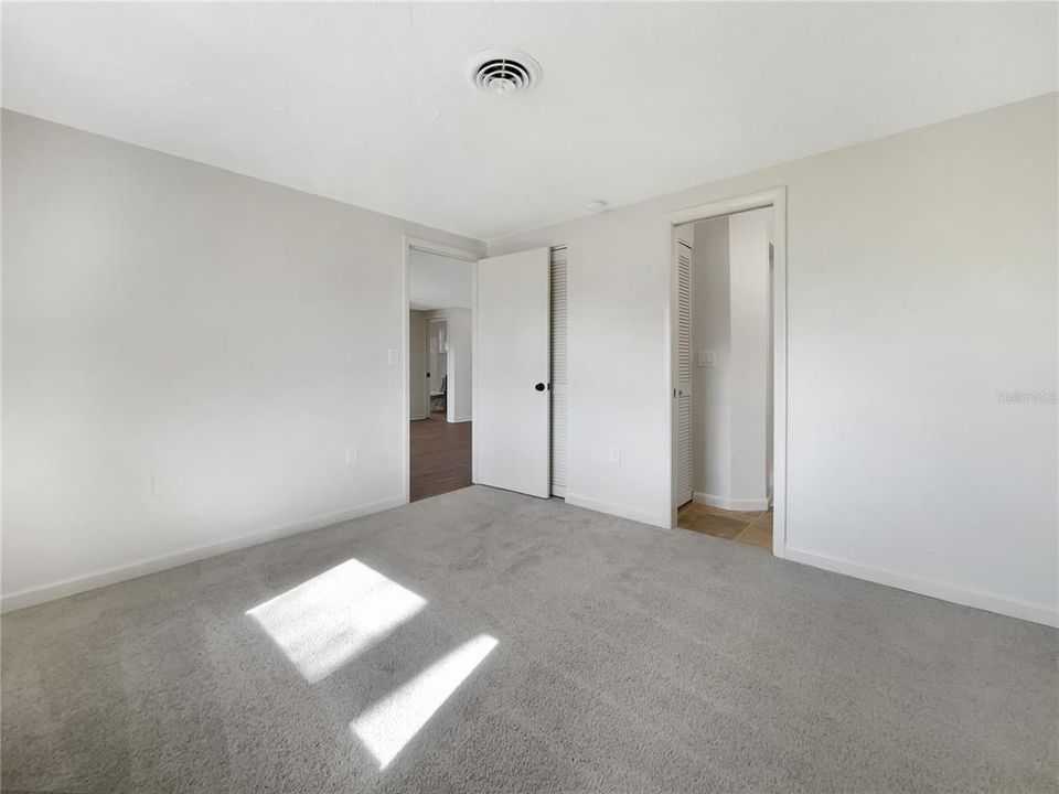 For Sale: $305,000 (2 beds, 2 baths, 996 Square Feet)