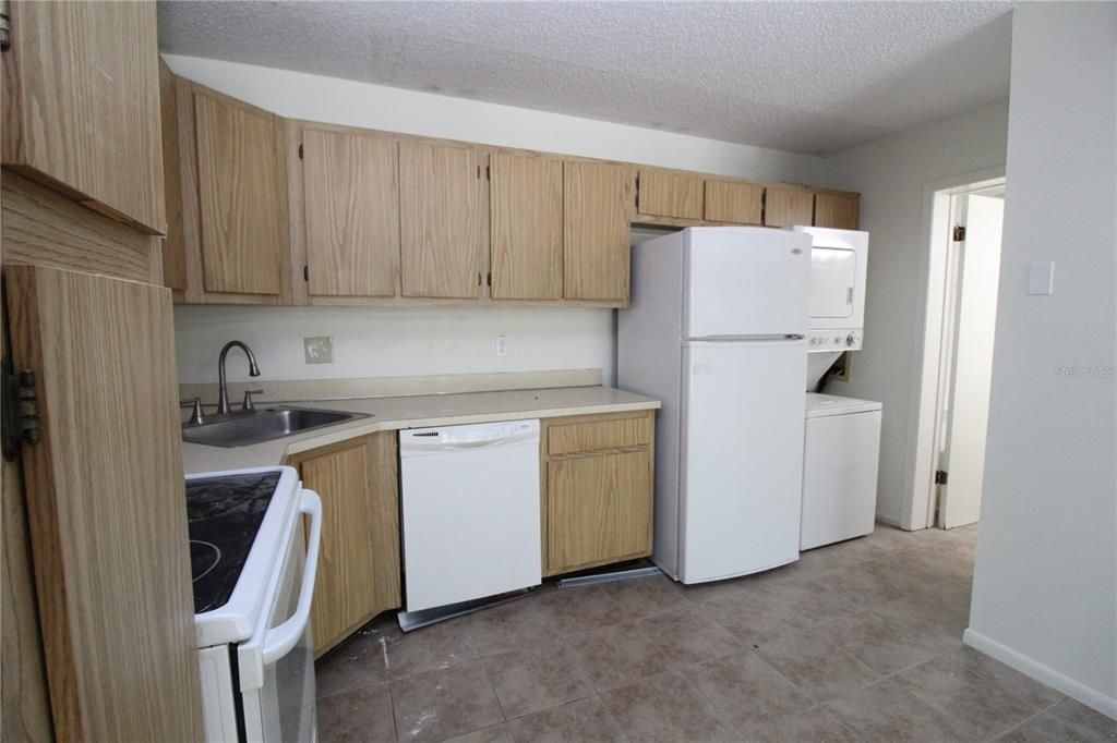 For Sale: $190,000 (1 beds, 1 baths, 764 Square Feet)