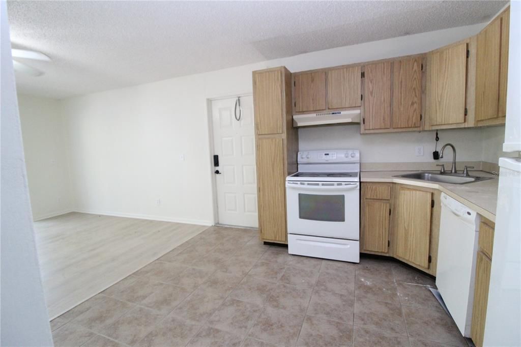 For Sale: $190,000 (1 beds, 1 baths, 764 Square Feet)