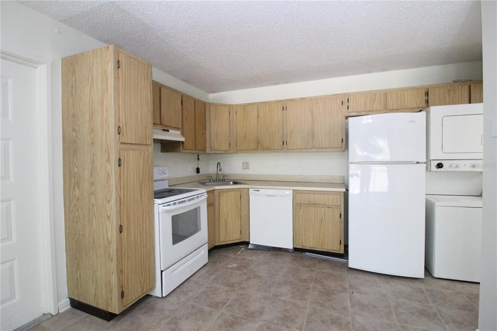 For Sale: $190,000 (1 beds, 1 baths, 764 Square Feet)