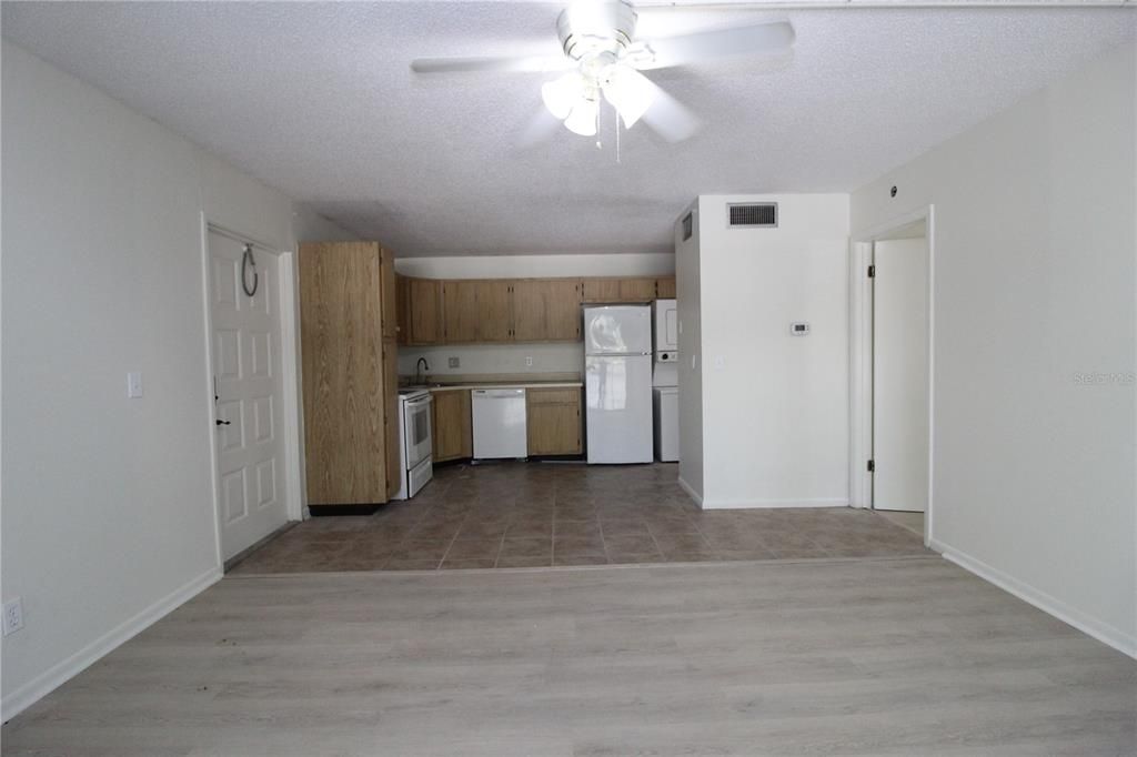 For Sale: $190,000 (1 beds, 1 baths, 764 Square Feet)