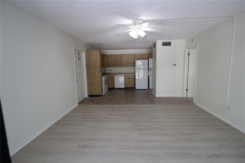 For Sale: $190,000 (1 beds, 1 baths, 764 Square Feet)