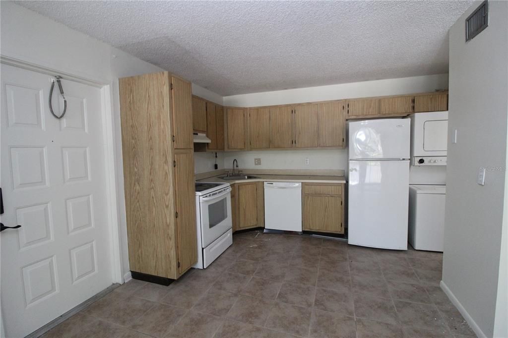 For Sale: $190,000 (1 beds, 1 baths, 764 Square Feet)