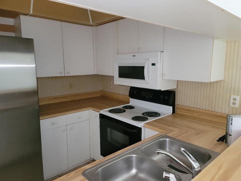 For Sale: $230,000 (2 beds, 2 baths, 888 Square Feet)