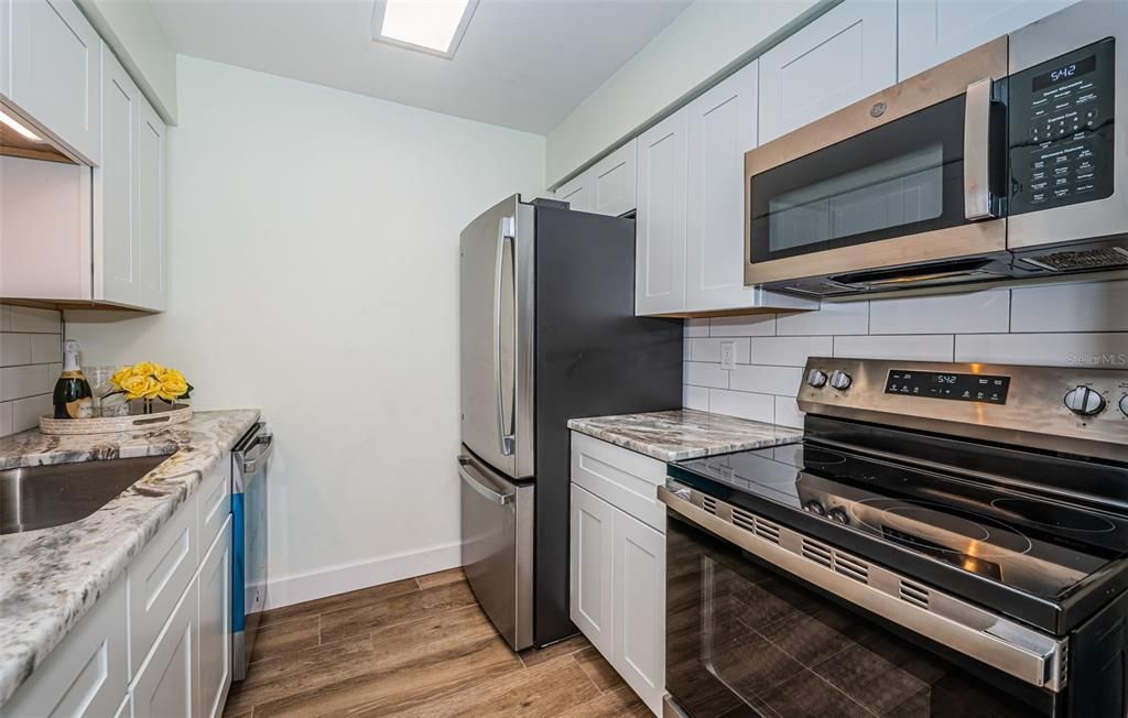 For Sale: $229,900 (2 beds, 2 baths, 865 Square Feet)