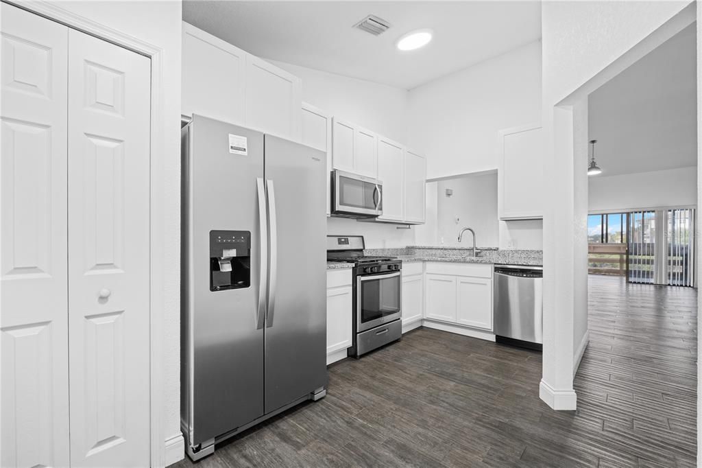 For Sale: $215,000 (2 beds, 2 baths, 1103 Square Feet)