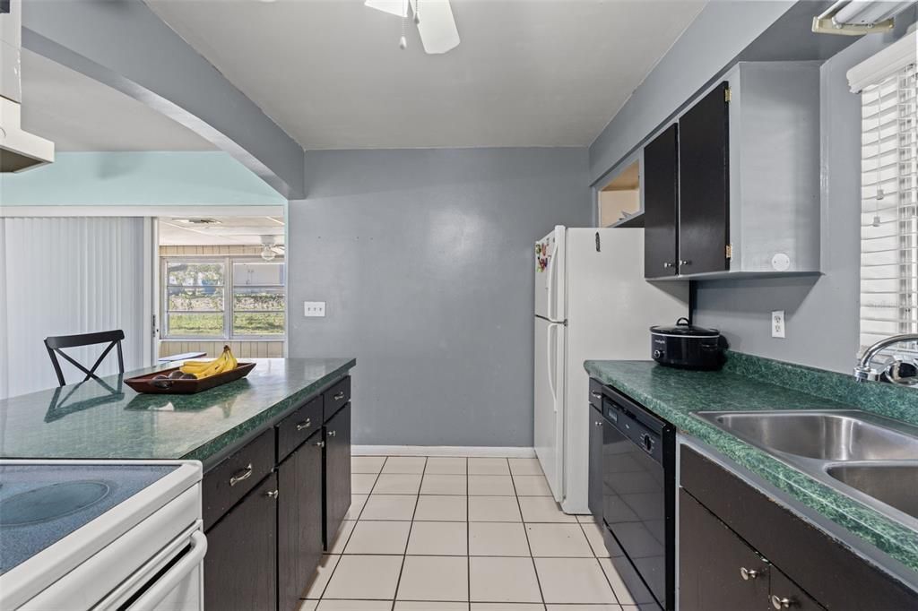 For Sale: $210,000 (2 beds, 2 baths, 1000 Square Feet)