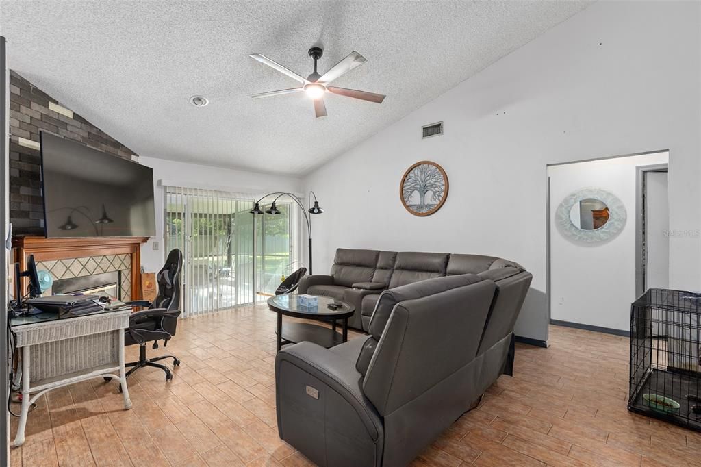 For Sale: $374,900 (3 beds, 2 baths, 1408 Square Feet)