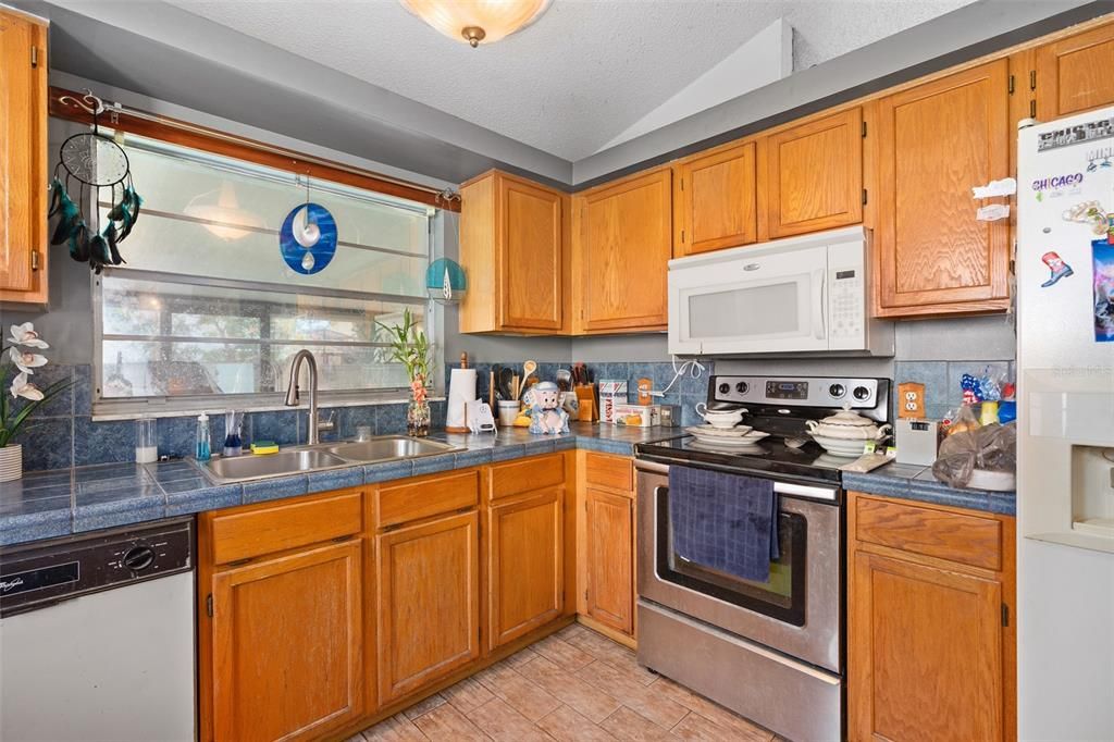 For Sale: $374,900 (3 beds, 2 baths, 1408 Square Feet)