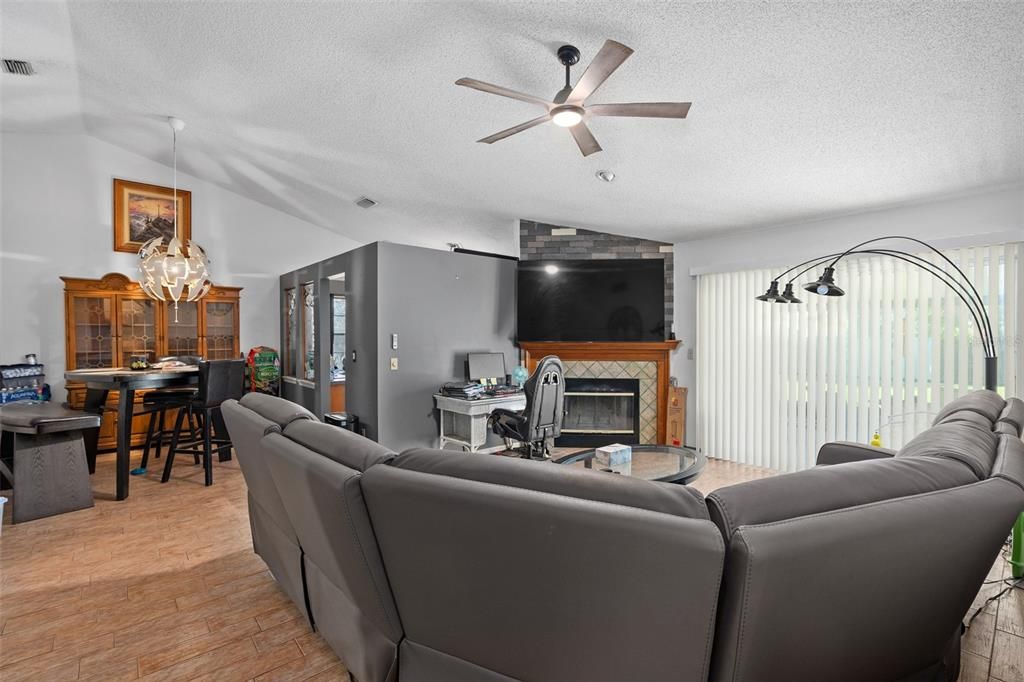 For Sale: $374,900 (3 beds, 2 baths, 1408 Square Feet)