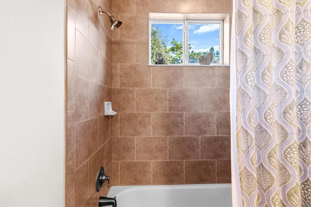 Tub/shower in Bath 3