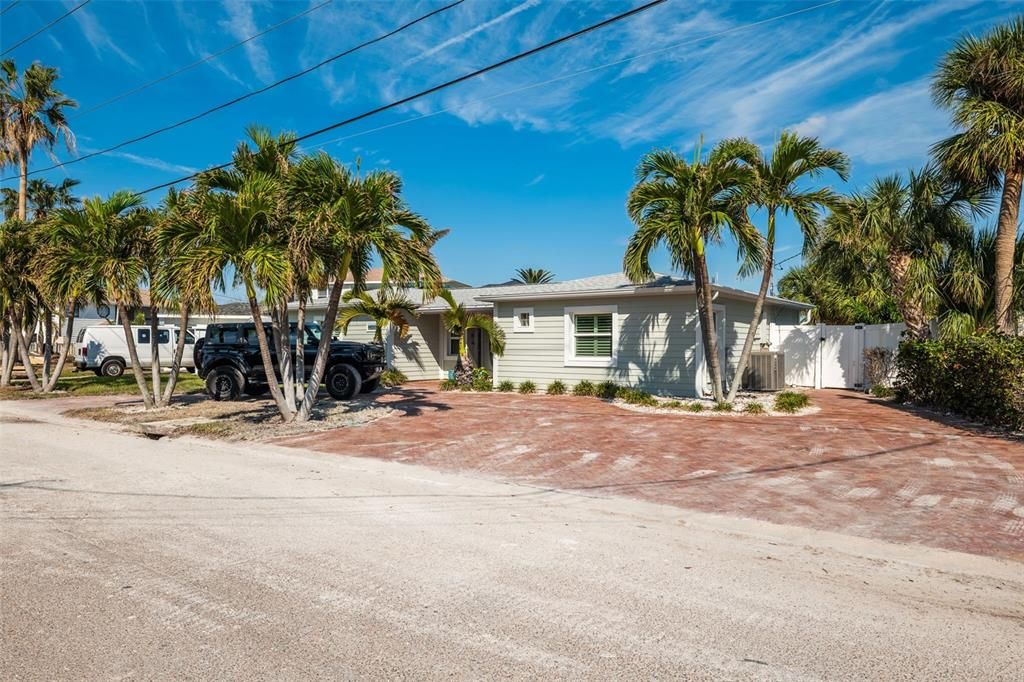 For Sale: $785,000 (3 beds, 2 baths, 1295 Square Feet)