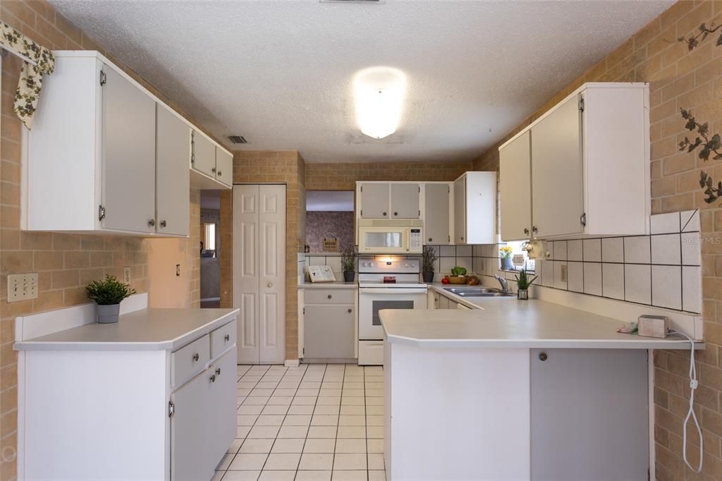 For Sale: $329,900 (3 beds, 2 baths, 1723 Square Feet)