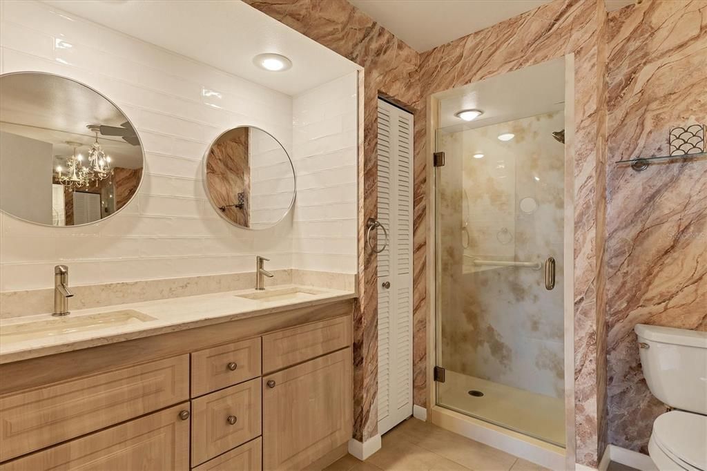 Ensuite Bath W/Double sinks & Quartz counters