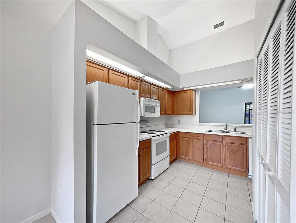 For Sale: $281,000 (2 beds, 2 baths, 1156 Square Feet)