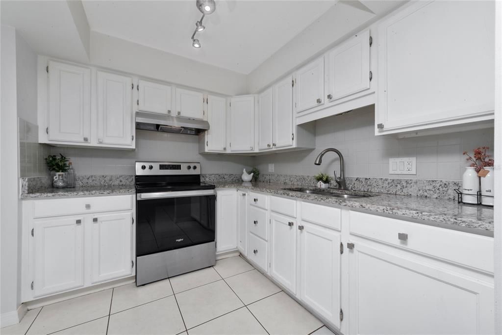 For Sale: $197,000 (2 beds, 2 baths, 1065 Square Feet)