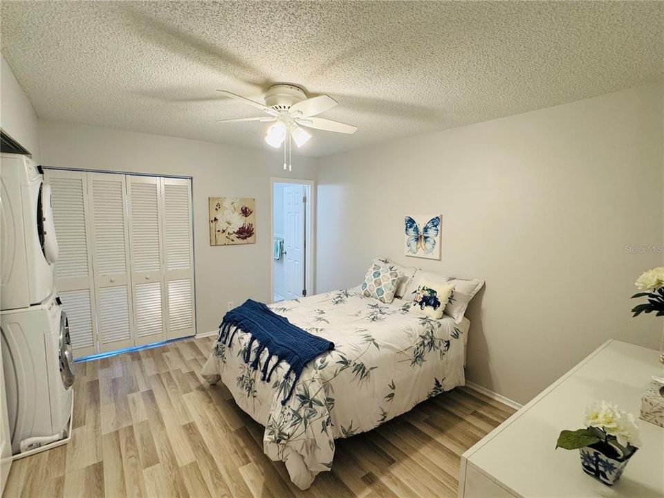 For Sale: $259,900 (2 beds, 2 baths, 1100 Square Feet)