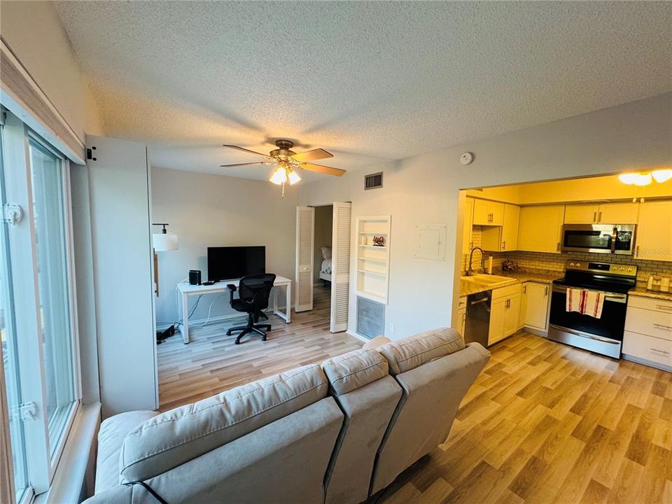 For Sale: $259,900 (2 beds, 2 baths, 1100 Square Feet)