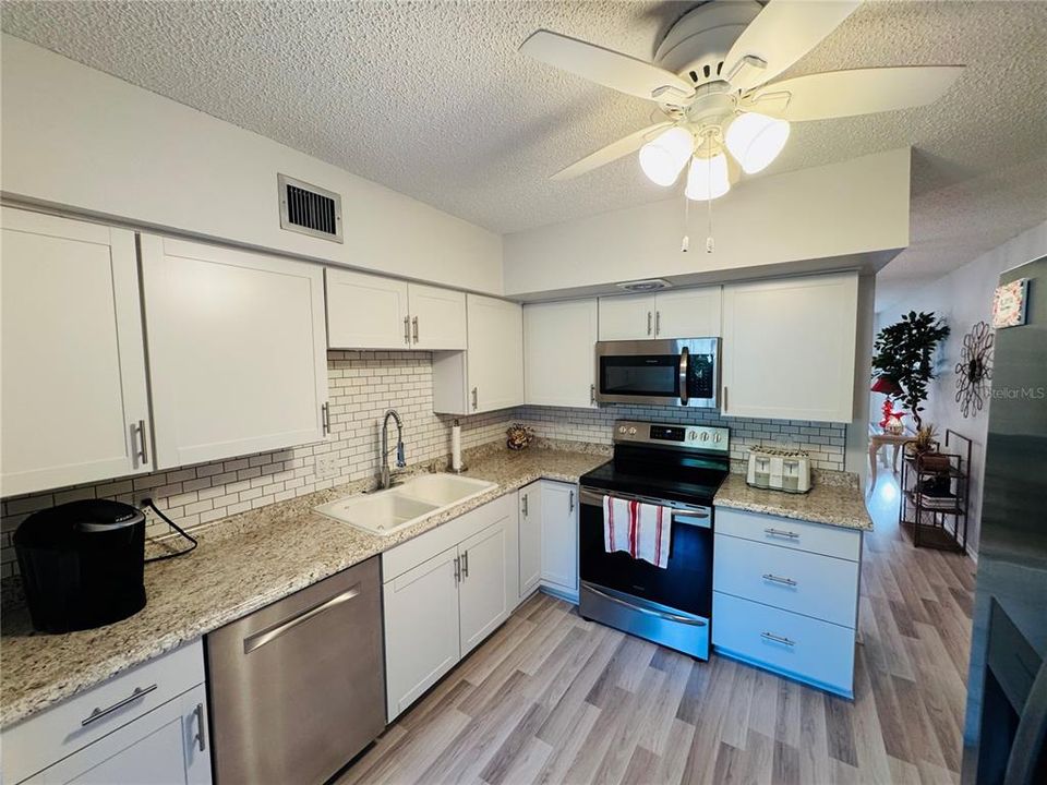 For Sale: $259,900 (2 beds, 2 baths, 1100 Square Feet)