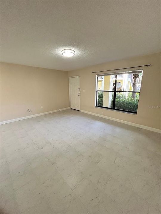 Active With Contract: $1,550 (1 beds, 1 baths, 667 Square Feet)