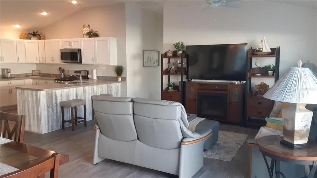 For Sale: $337,000 (2 beds, 2 baths, 1148 Square Feet)