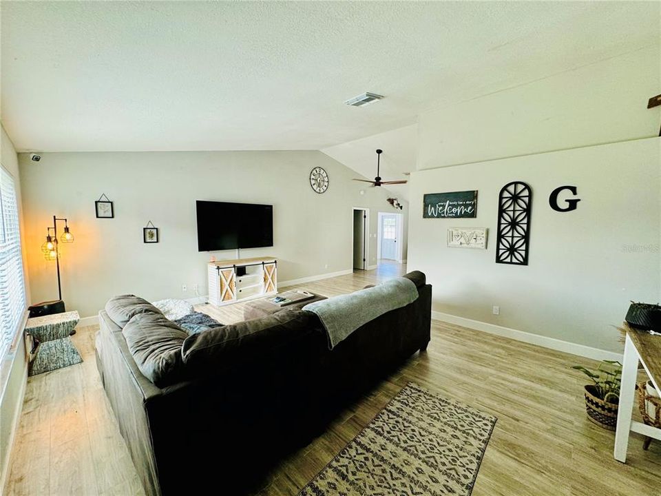 For Sale: $369,500 (3 beds, 2 baths, 1836 Square Feet)