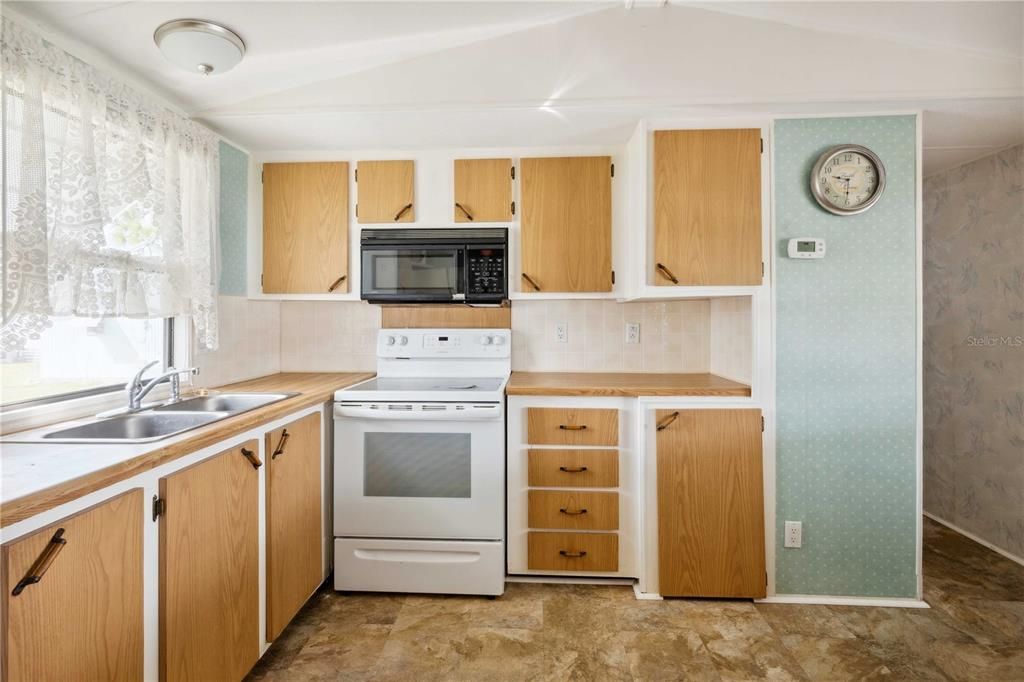 For Sale: $129,500 (2 beds, 2 baths, 944 Square Feet)