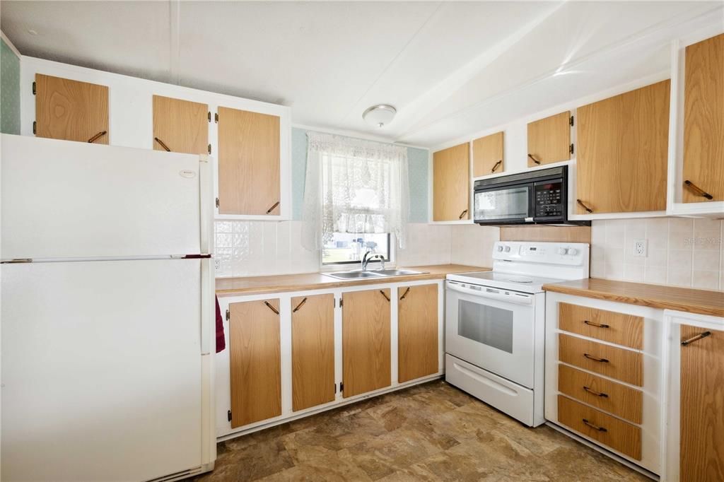 For Sale: $129,500 (2 beds, 2 baths, 944 Square Feet)