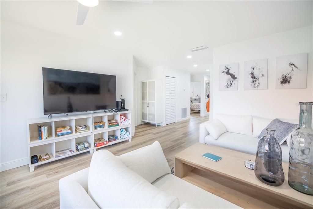 For Sale: $569,000 (2 beds, 2 baths, 835 Square Feet)