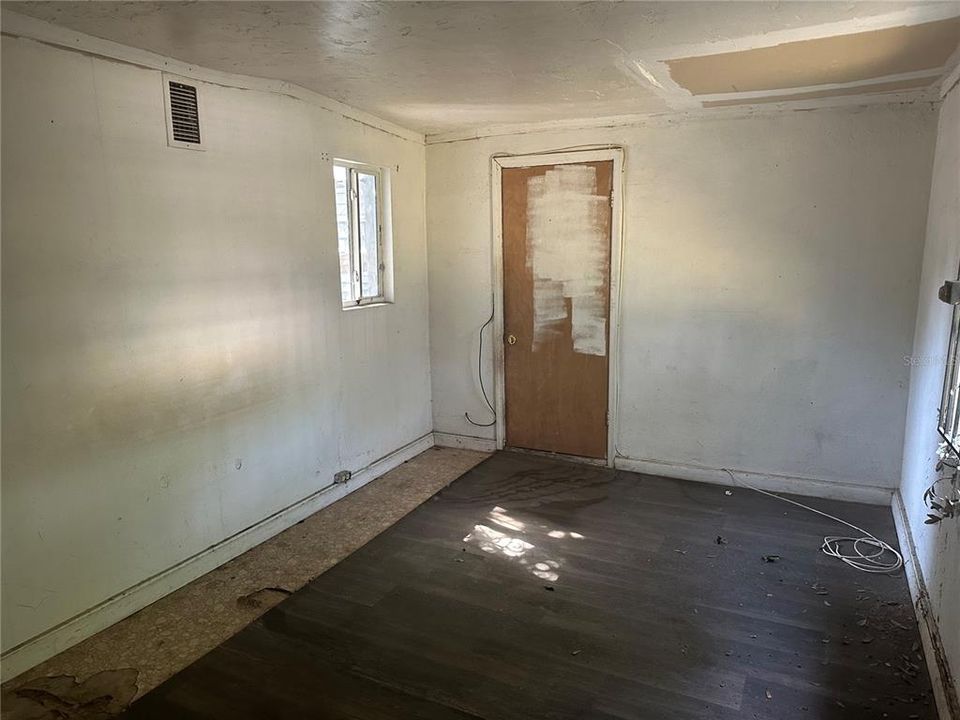 For Sale: $200,000 (2 beds, 1 baths, 983 Square Feet)