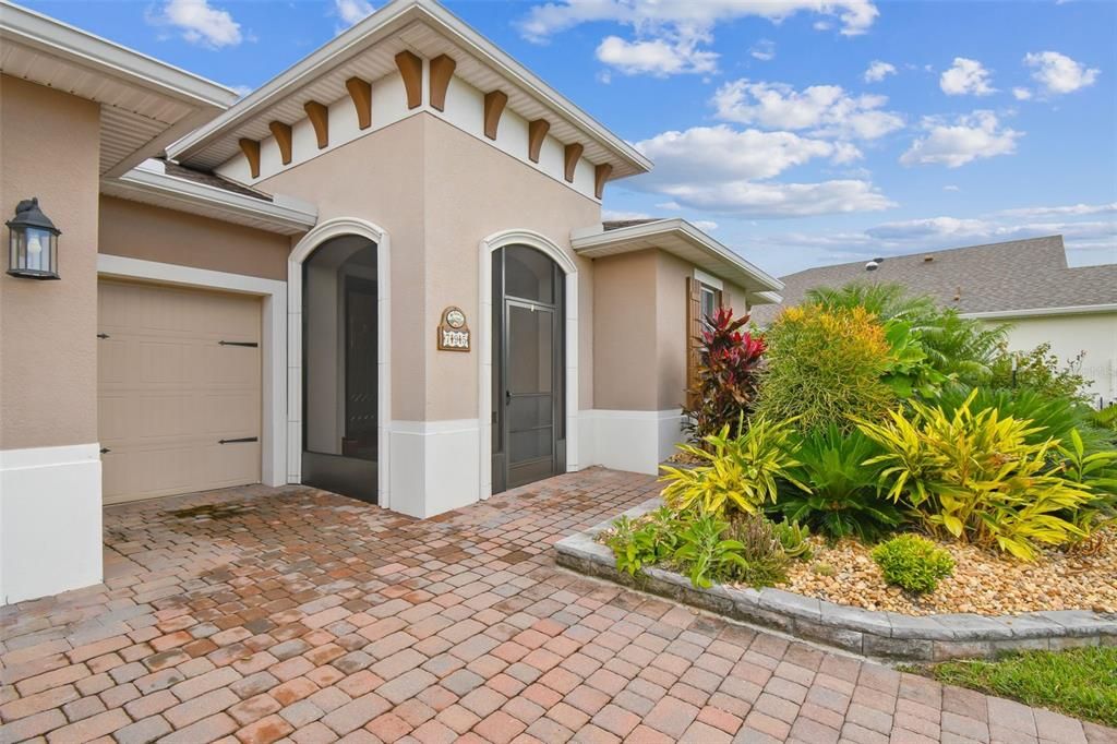 Screened front entryway