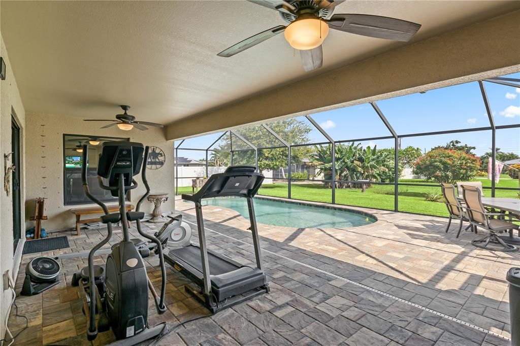 View of patio / terrace with screen enclosure and ceiling fan