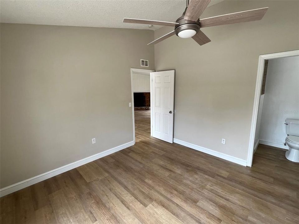 For Sale: $339,900 (3 beds, 2 baths, 1298 Square Feet)