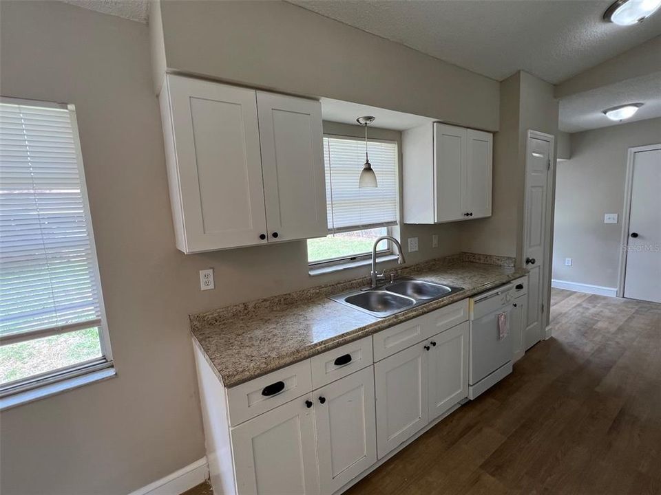 For Sale: $339,900 (3 beds, 2 baths, 1298 Square Feet)