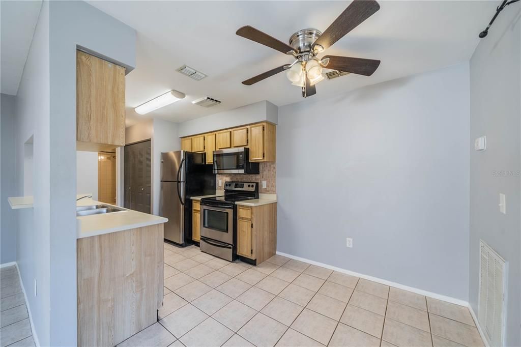 For Sale: $210,000 (1 beds, 1 baths, 609 Square Feet)