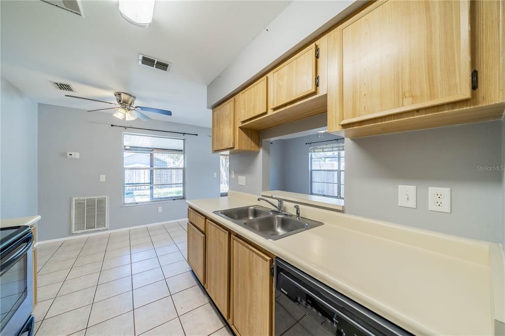 For Sale: $210,000 (1 beds, 1 baths, 609 Square Feet)