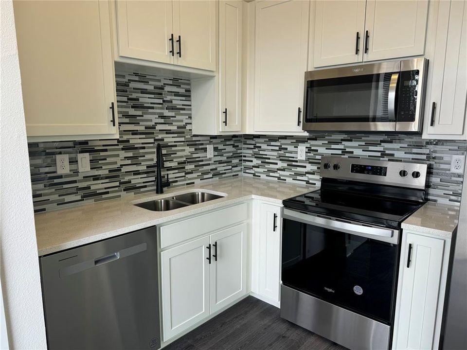 WHITE SHAKER CABINETRY, MATTE BLACK FAUCETS & FIXURES PLUS QUARTS COUNTERTOPS!