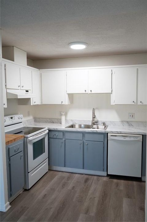 For Sale: $169,000 (2 beds, 1 baths, 967 Square Feet)