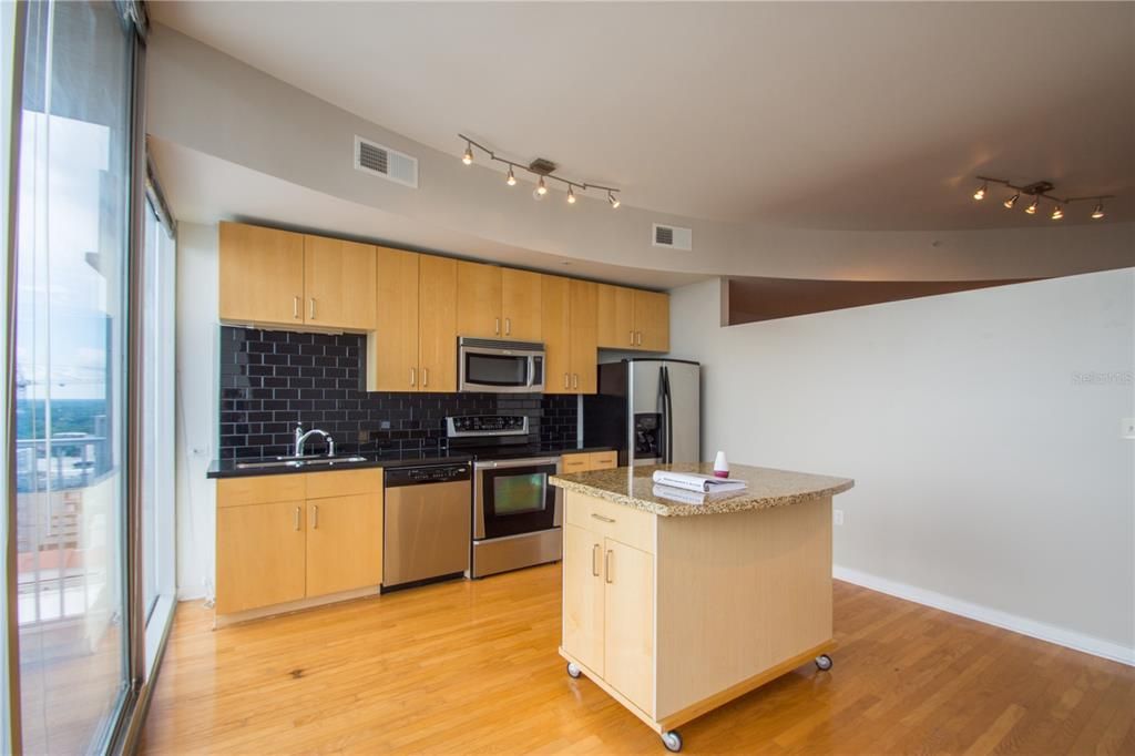 For Rent: $1,750 (1 beds, 1 baths, 730 Square Feet)