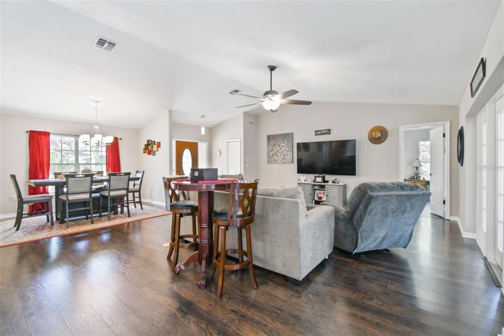 For Sale: $334,999 (2 beds, 2 baths, 1559 Square Feet)