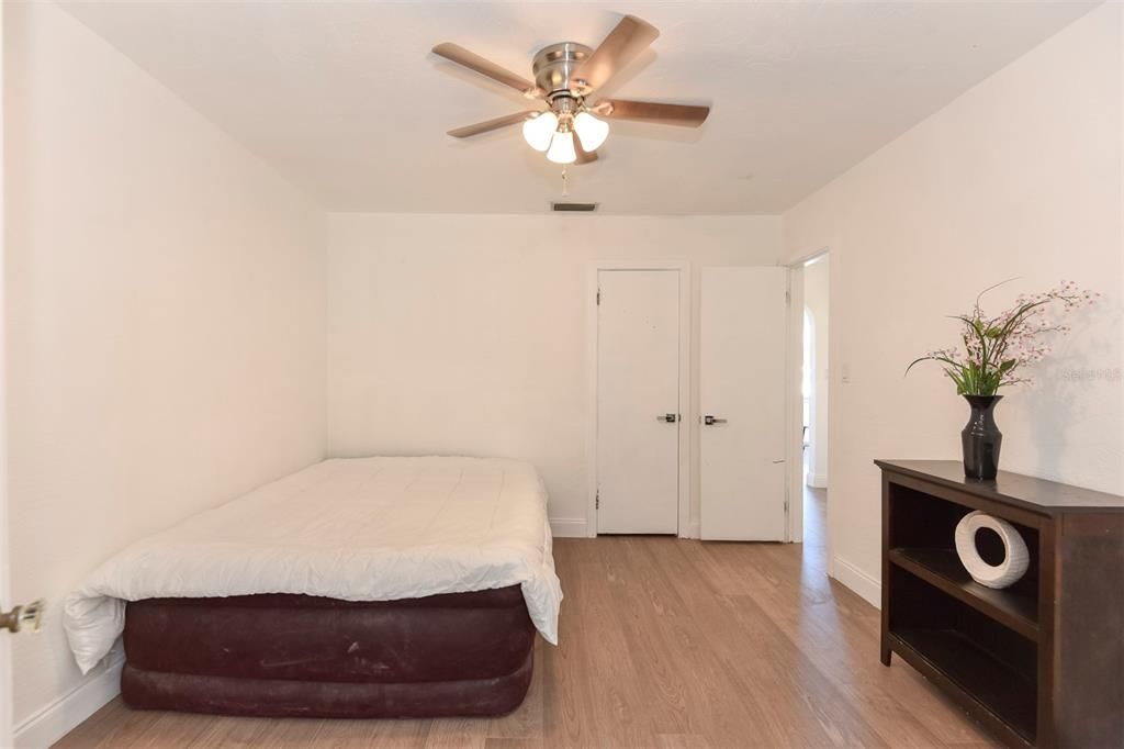 For Sale: $299,900 (2 beds, 1 baths, 1152 Square Feet)