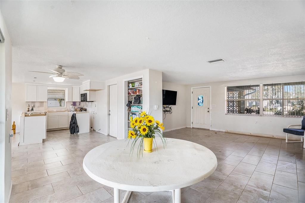 For Sale: $375,000 (2 beds, 2 baths, 1296 Square Feet)