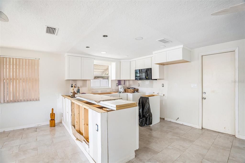 For Sale: $375,000 (2 beds, 2 baths, 1296 Square Feet)