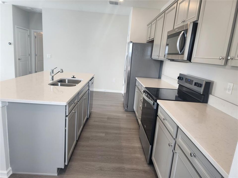 For Rent: $1,800 (1 beds, 1 baths, 894 Square Feet)