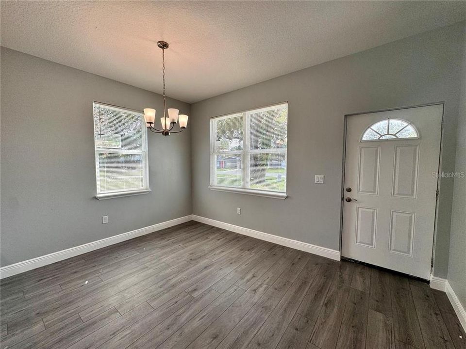 For Rent: $2,549 (3 beds, 2 baths, 1811 Square Feet)