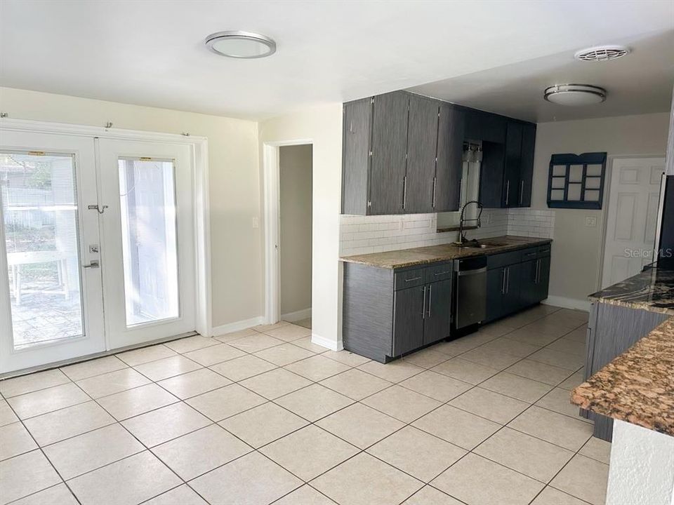 For Rent: $2,195 (3 beds, 1 baths, 2040 Square Feet)